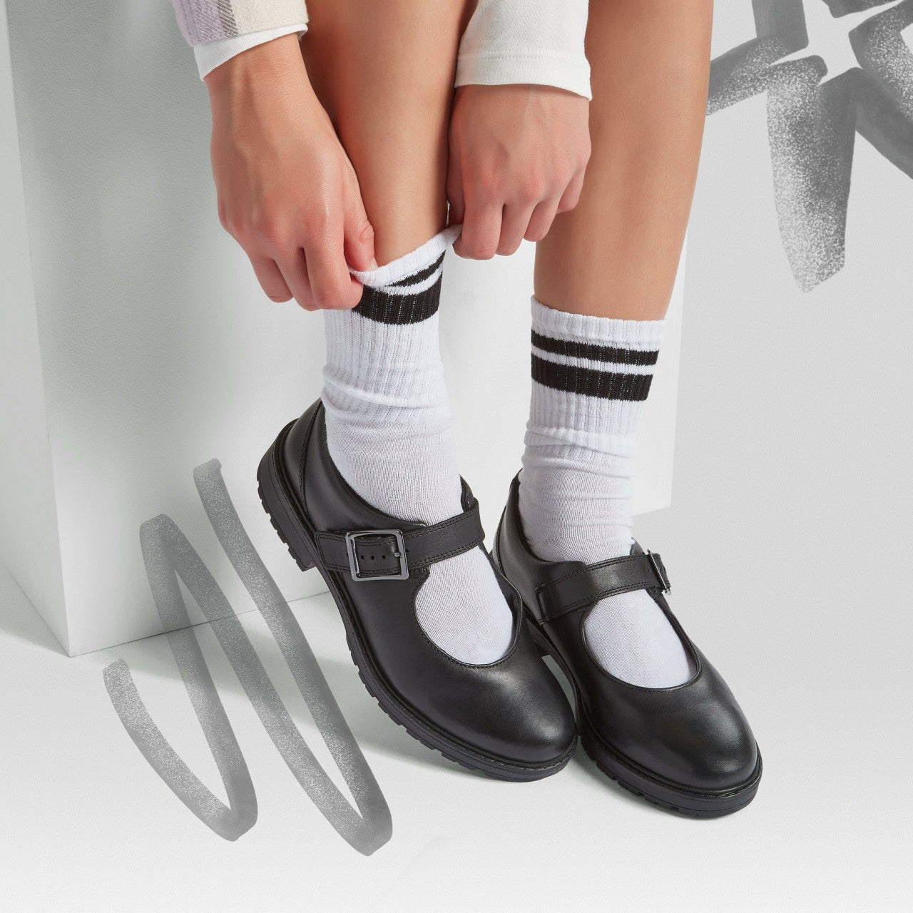 Loxham Walk Youth Black Leather | Clarks on Sale