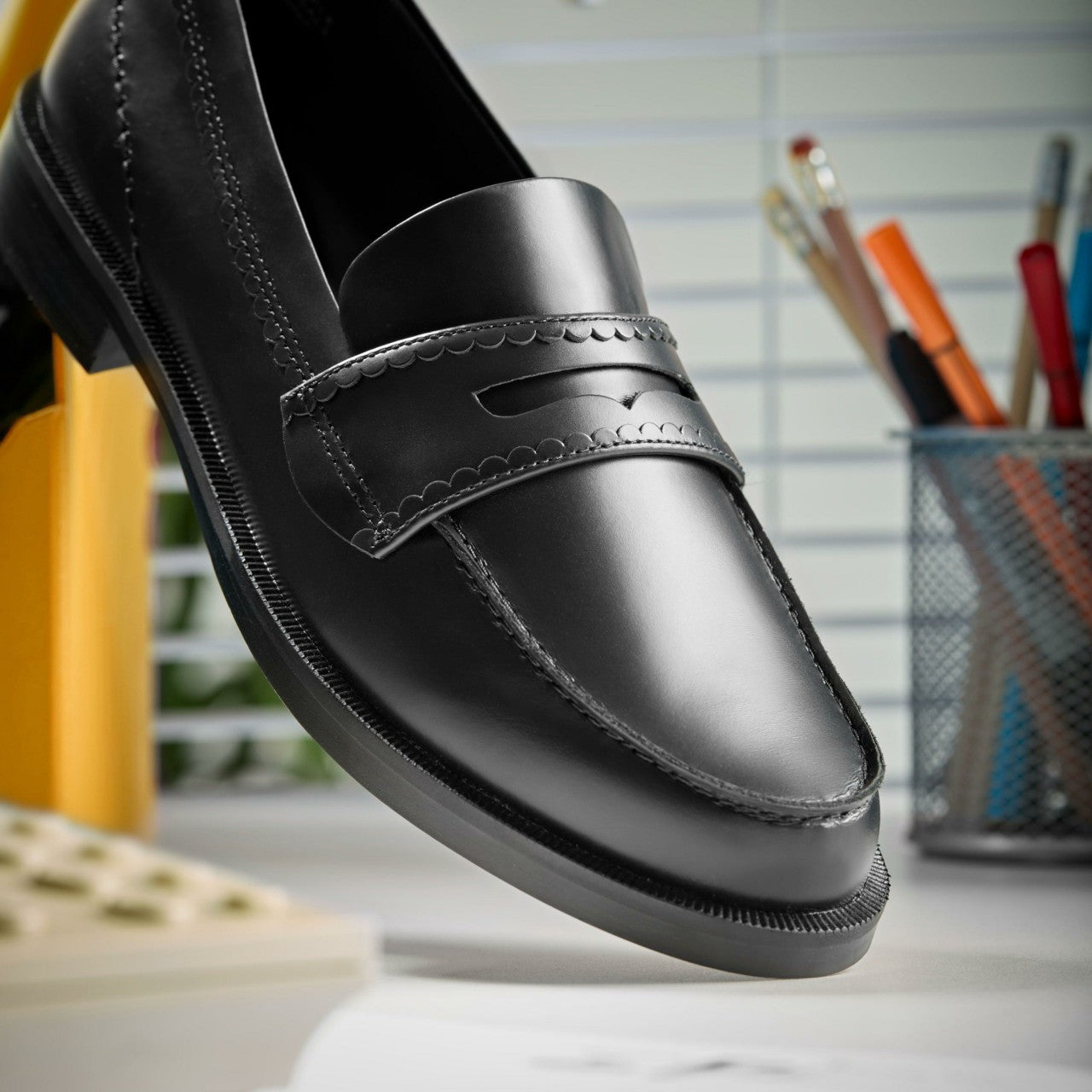Straven Edge Black Leather | Clarks on Sale
